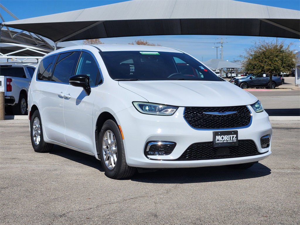 Used 2025 Chrysler Pacifica Select image 35