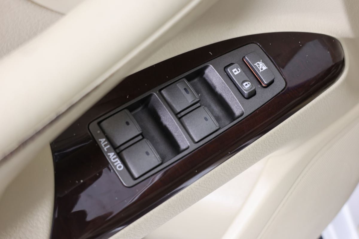Used 2013 Lexus LX 570 4WD w/ Luxury Pkg w/Pre-crash image 24