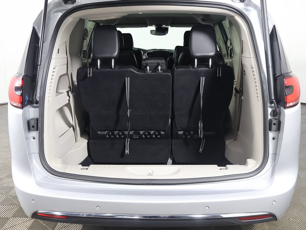 Used 2024 Chrysler Pacifica Touring-L FWD image 20