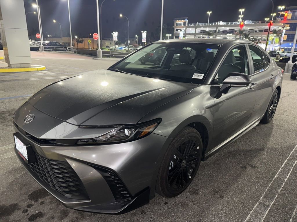 Used 2025 Toyota Camry SE image 4