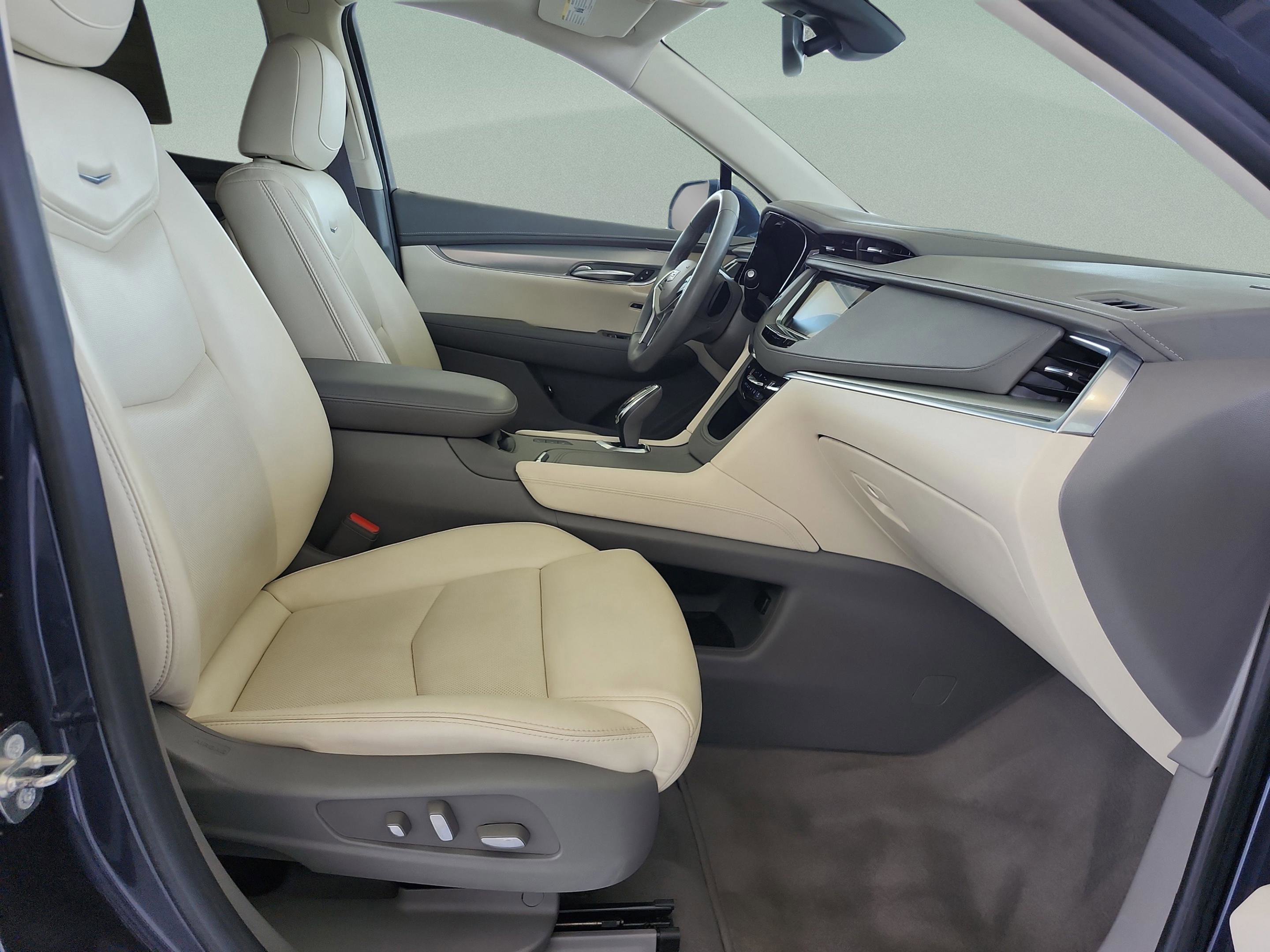 Used 2018 Cadillac XT5 Luxury w/ Driver Awareness Package AWD/4WD image 19