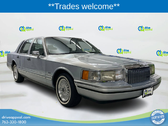 Used 1994 Lincoln Town Car Signature RWD image 1