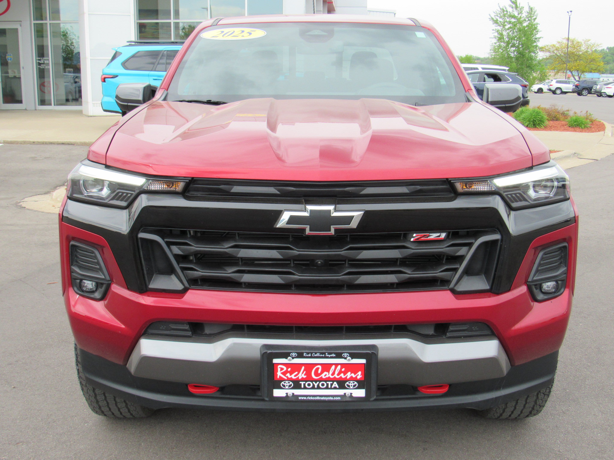 Used 2025 Chevrolet Colorado Z71 w/ Technology Package AWD/4WD image 3
