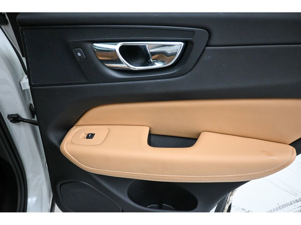 Used 2018 Volvo XC60 T6 Momentum w/ Vision Package image 19