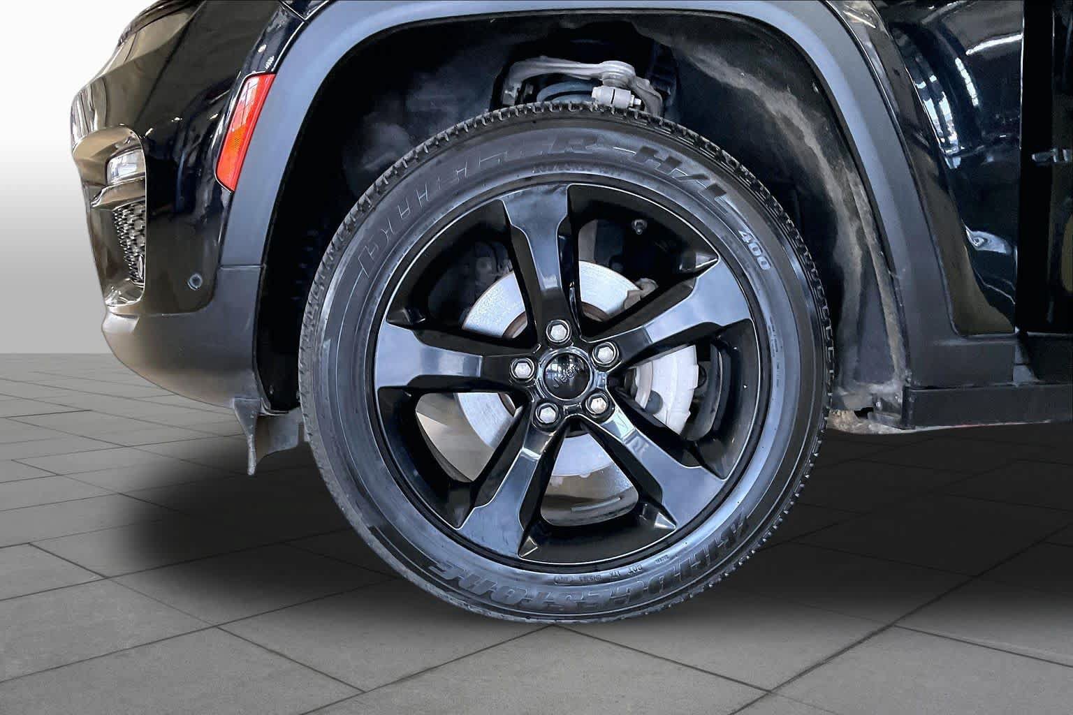 Used 2023 Jeep Grand Cherokee Limited w/ Luxury Tech Group II AWD/4WD image 9