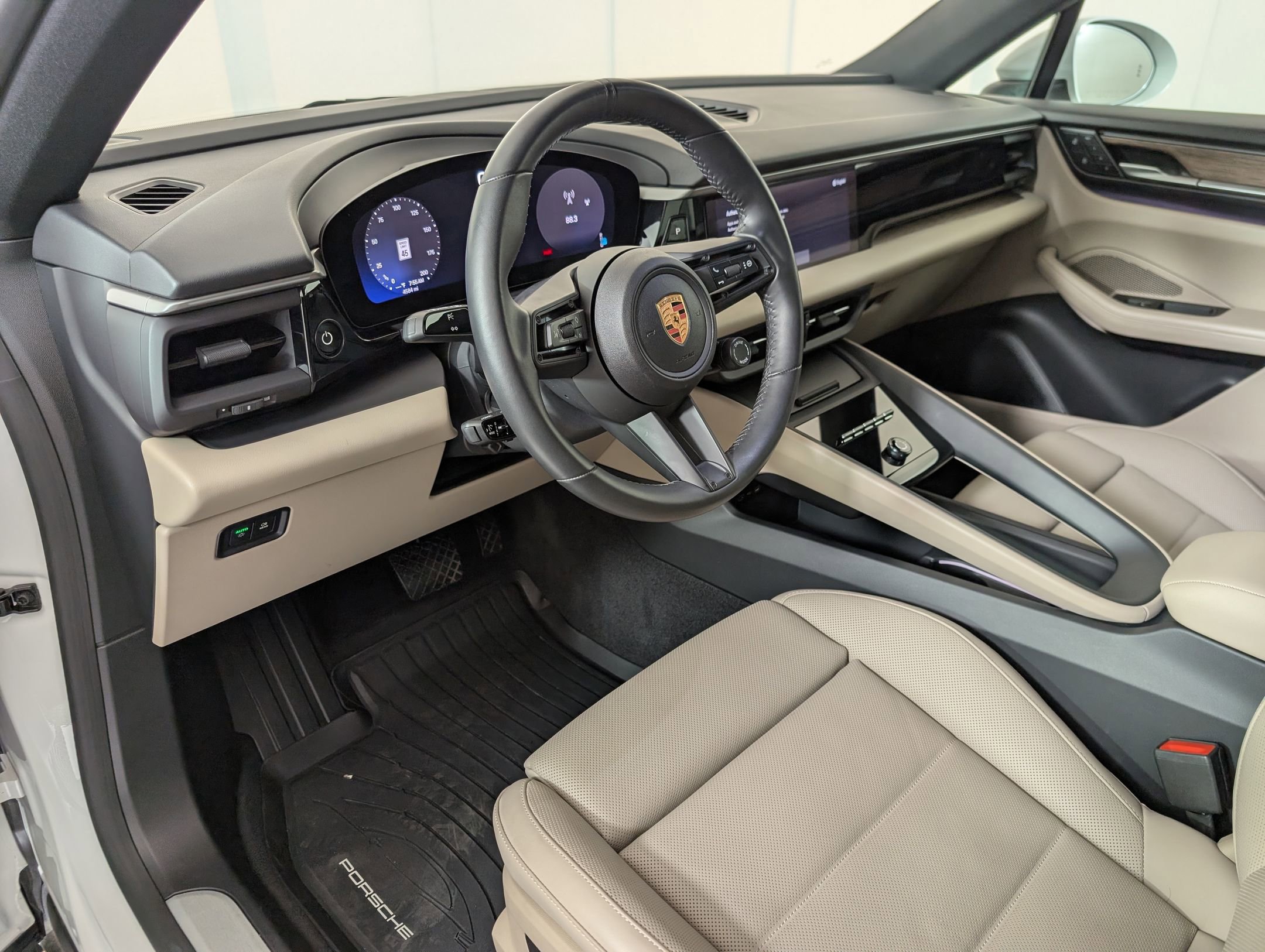 Used 2025 Porsche Macan 4 Electric image 4