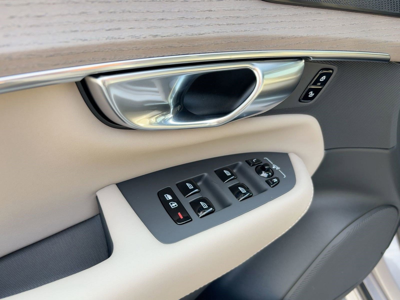 New 2026 Volvo XC90 B6 Plus w/ Protection Package Premier image 12