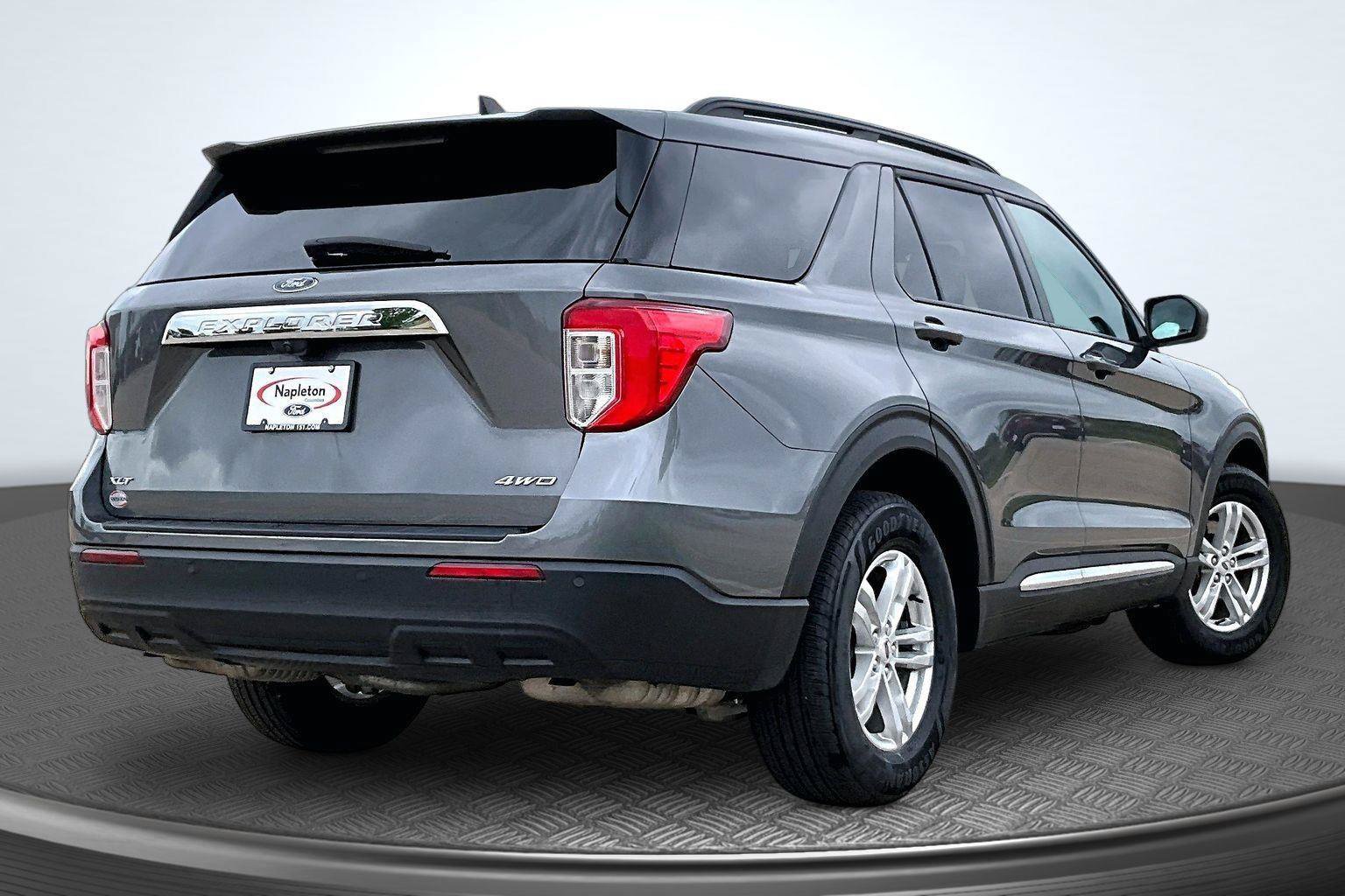 Used 2023 Ford Explorer XLT AWD/4WD image 2