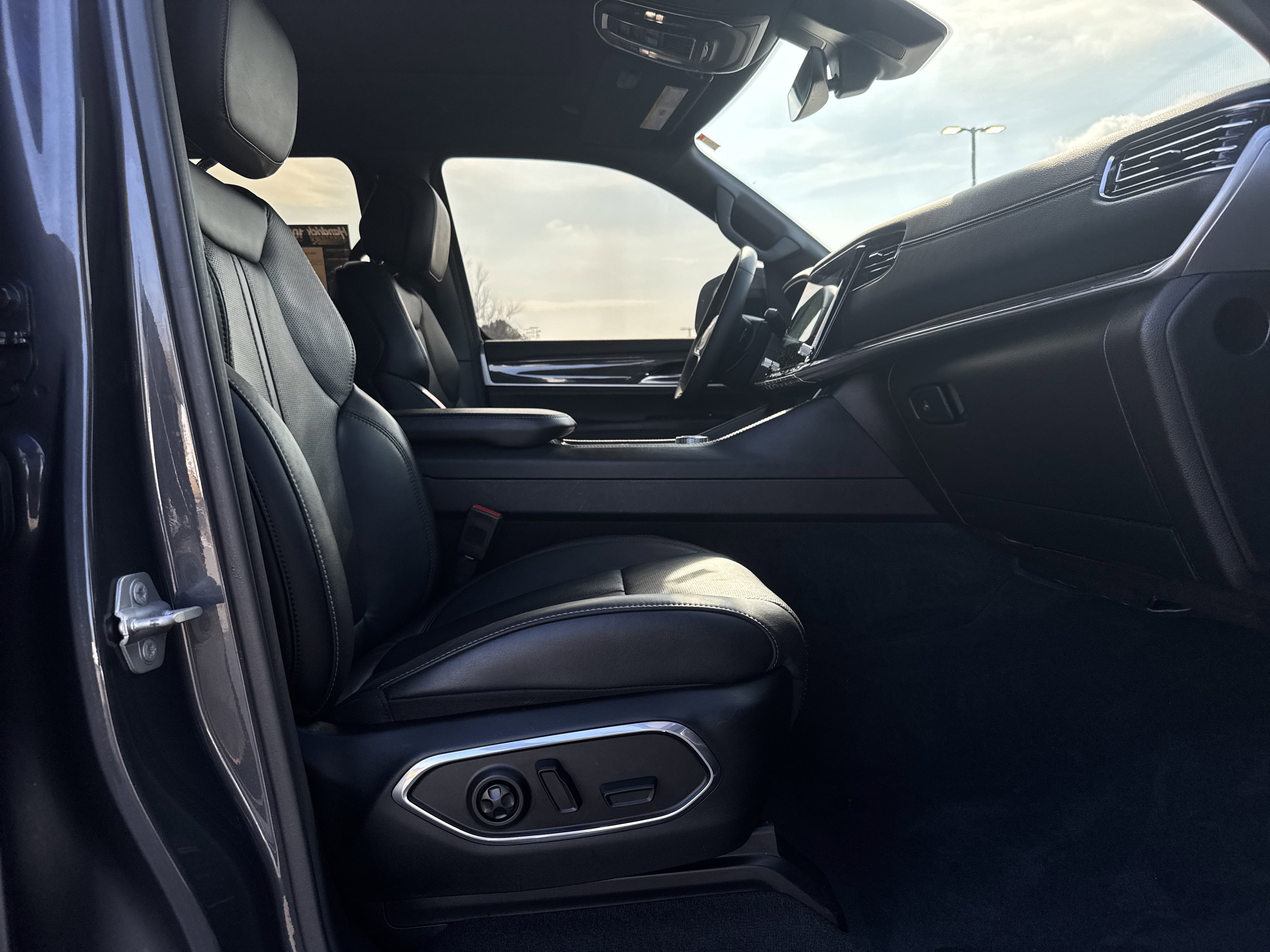 Used 2022 Jeep Wagoneer Series III w/ Premium Group I image 33