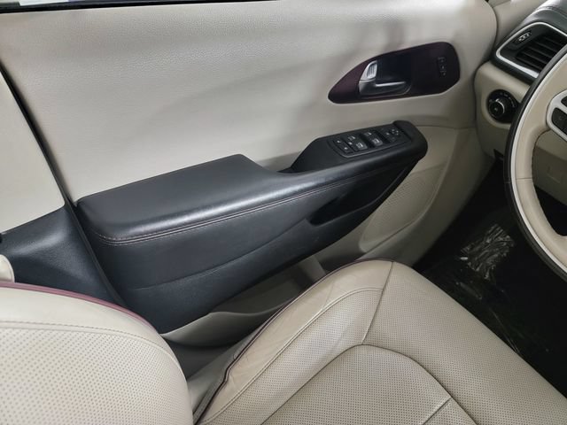 Used 2020 Chrysler Pacifica Limited FWD image 30
