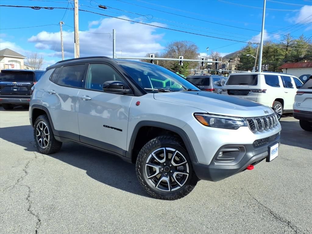 Used 2025 Jeep Compass Trailhawk w/ Trailhawk Elite Group image 2