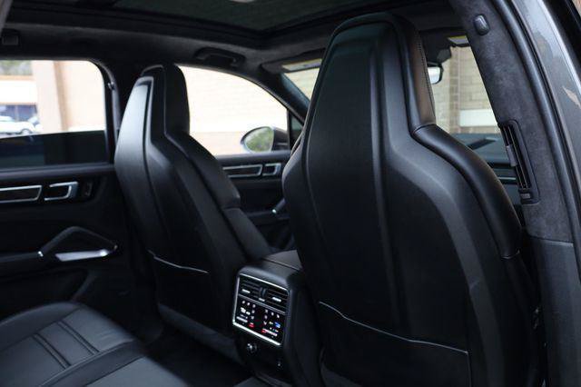 Used 2023 Porsche Cayenne Turbo AWD/4WD image 25