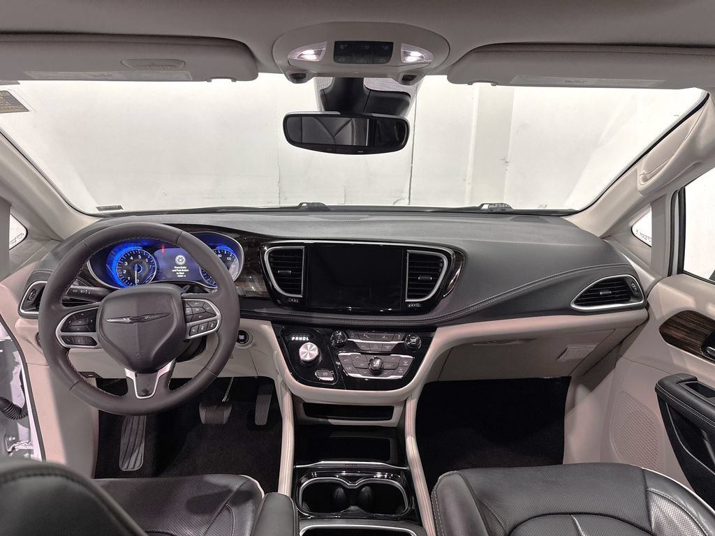 Used 2024 Chrysler Pacifica Limited FWD image 2