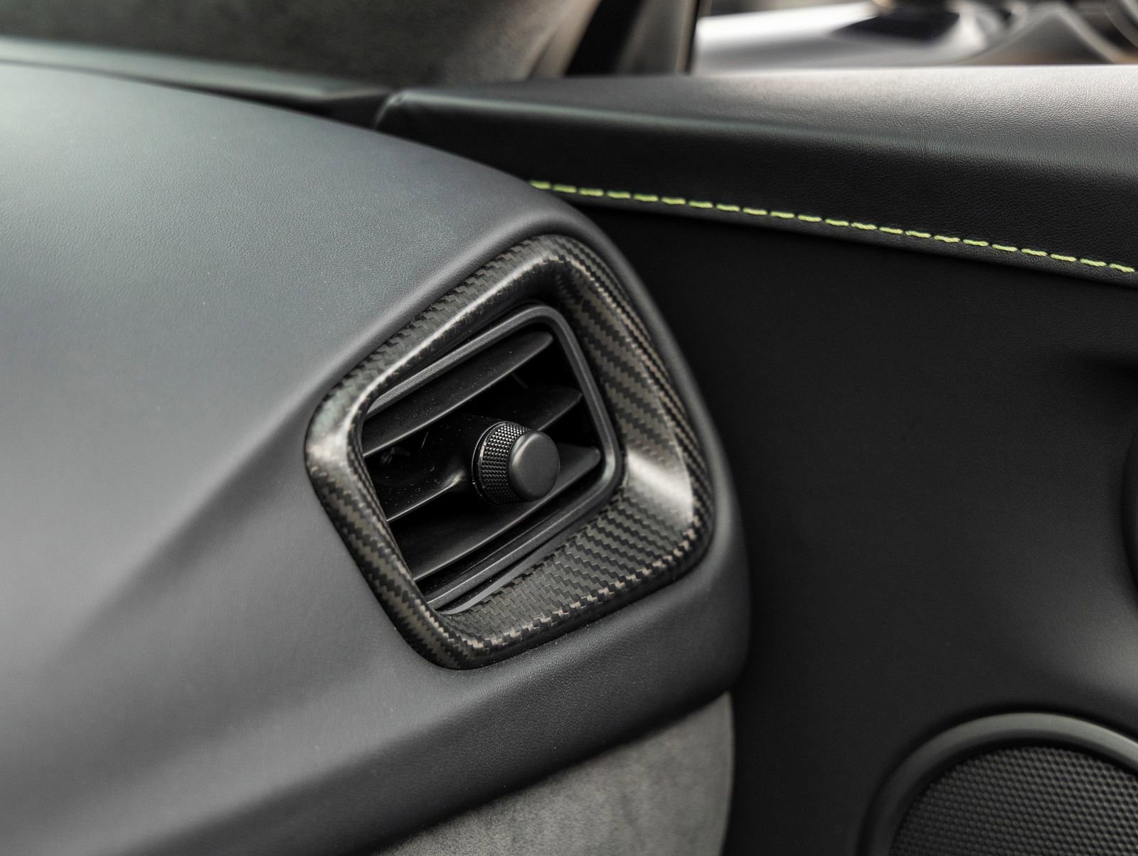 Used 2023 Aston Martin V8 Vantage Roadster RWD image 39
