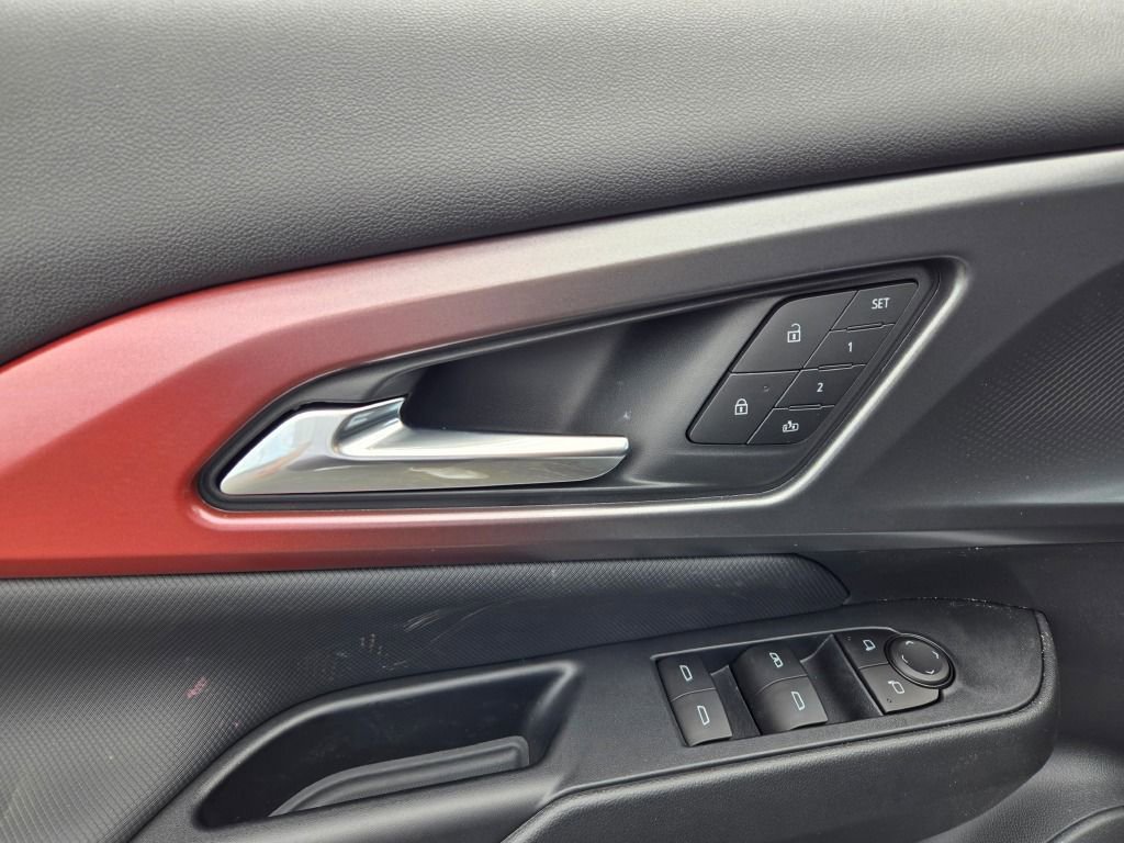 New 2025 Chevrolet Equinox EV RS w/ Convenience Package II image 23