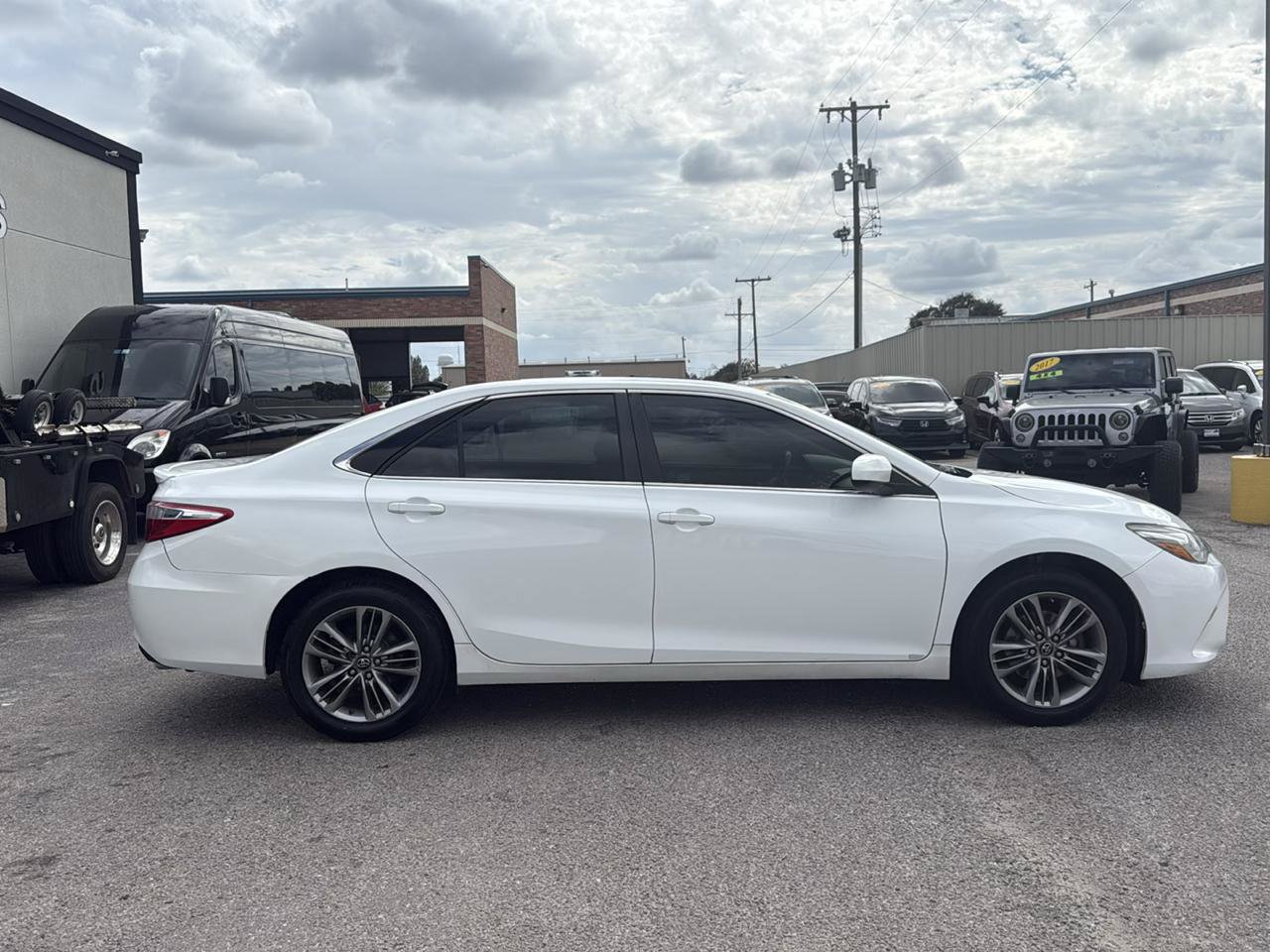 Used 2017 Toyota Camry SE FWD image 5
