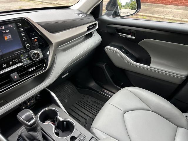 Used 2020 Toyota Highlander XLE FWD image 30