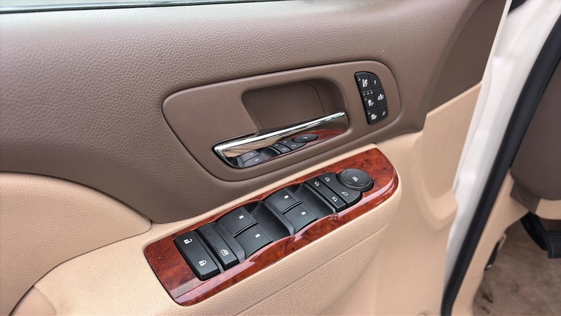 Used 2014 Chevrolet Tahoe LTZ image 11