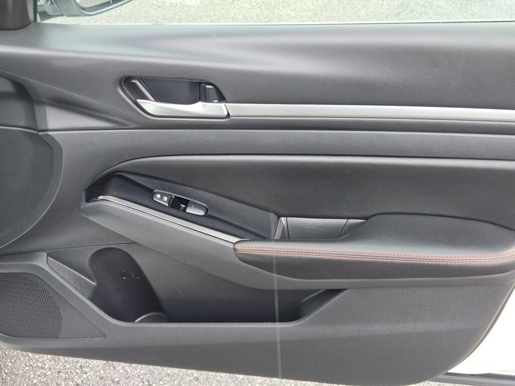 Used 2024 Nissan Altima 2.5 SR FWD image 15