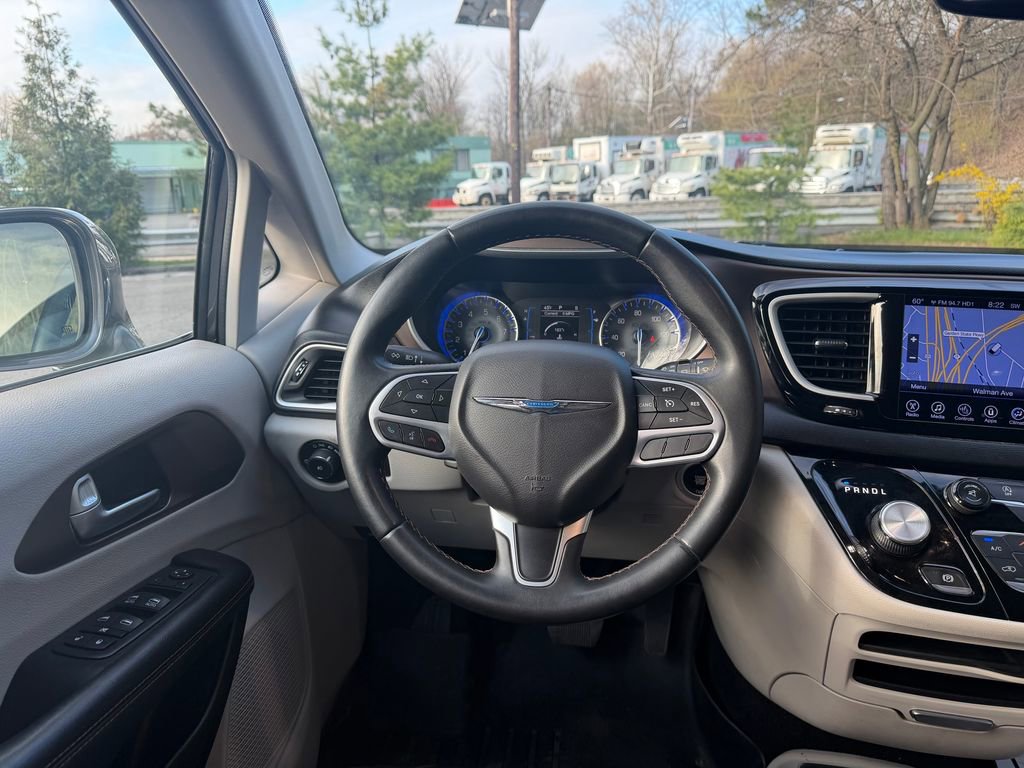 Used 2017 Chrysler Pacifica Touring-L image 24