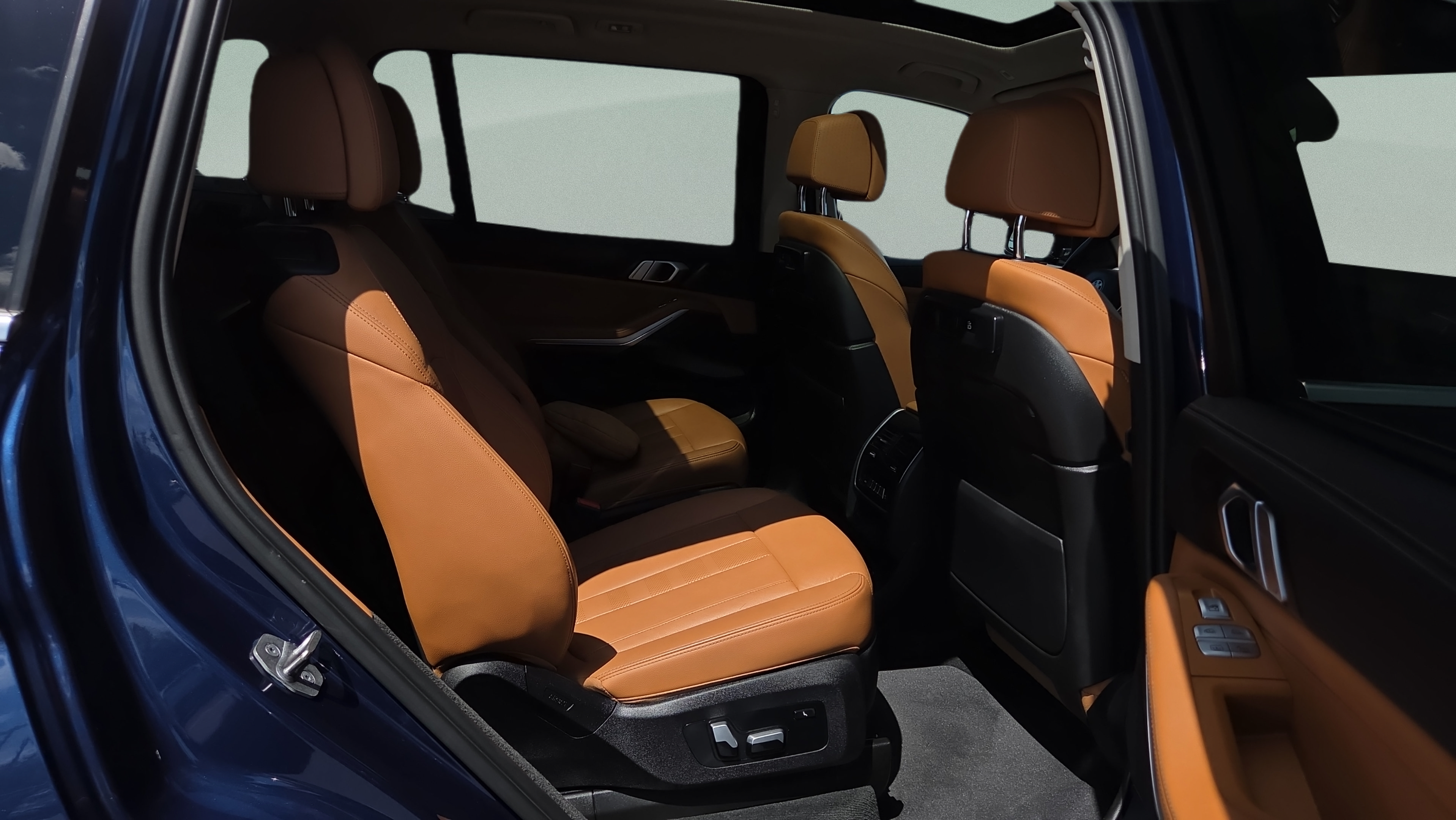 Used 2022 BMW X7 xDrive40i w/ Executive Package AWD/4WD image 15