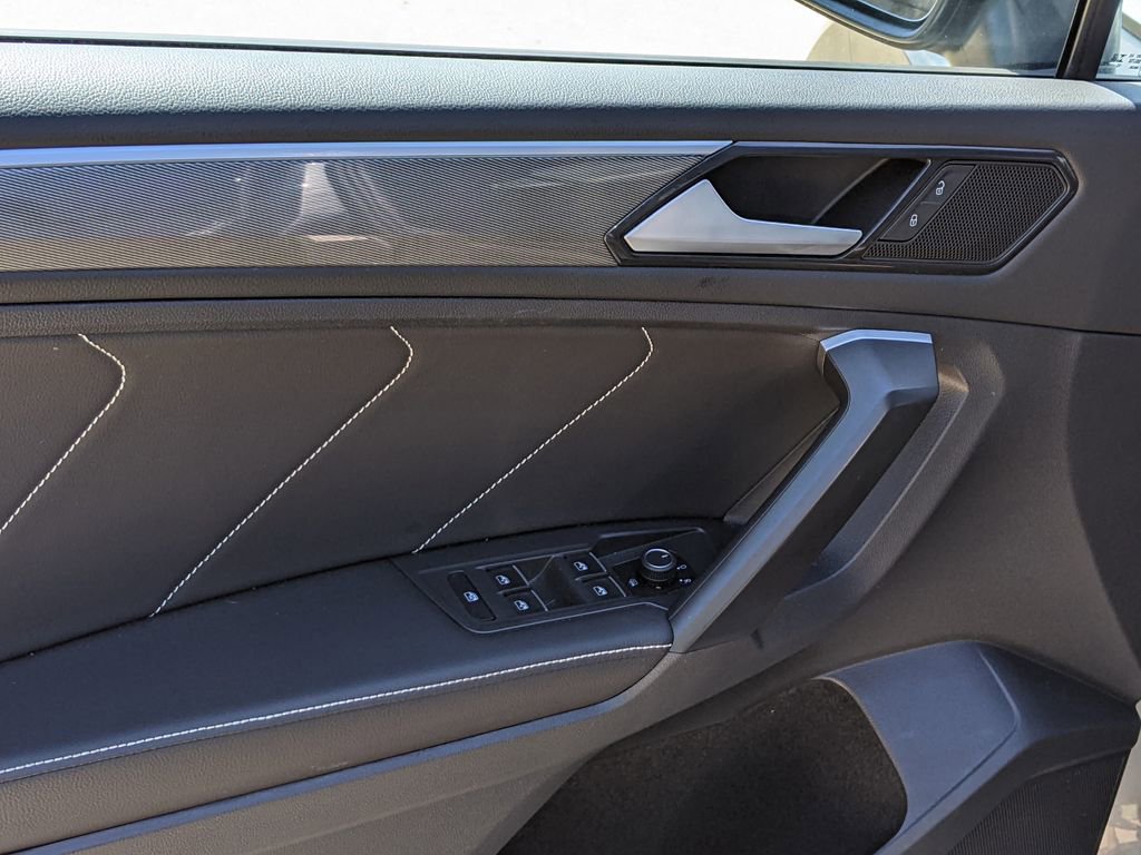 Certified 2023 Volkswagen Tiguan SE R-Line FWD image 10