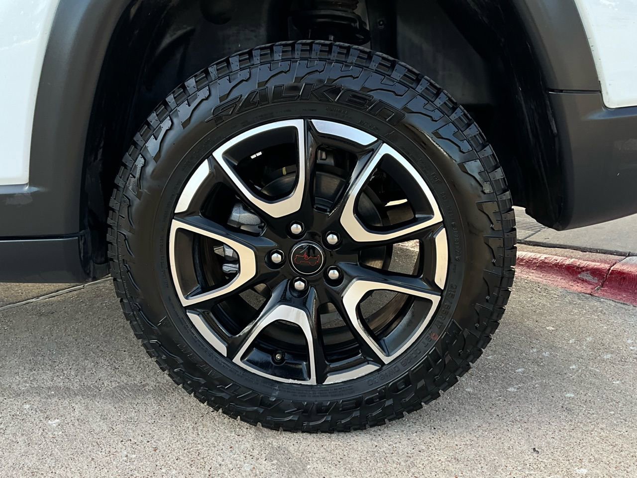 Used 2025 Jeep Compass Trailhawk image 9