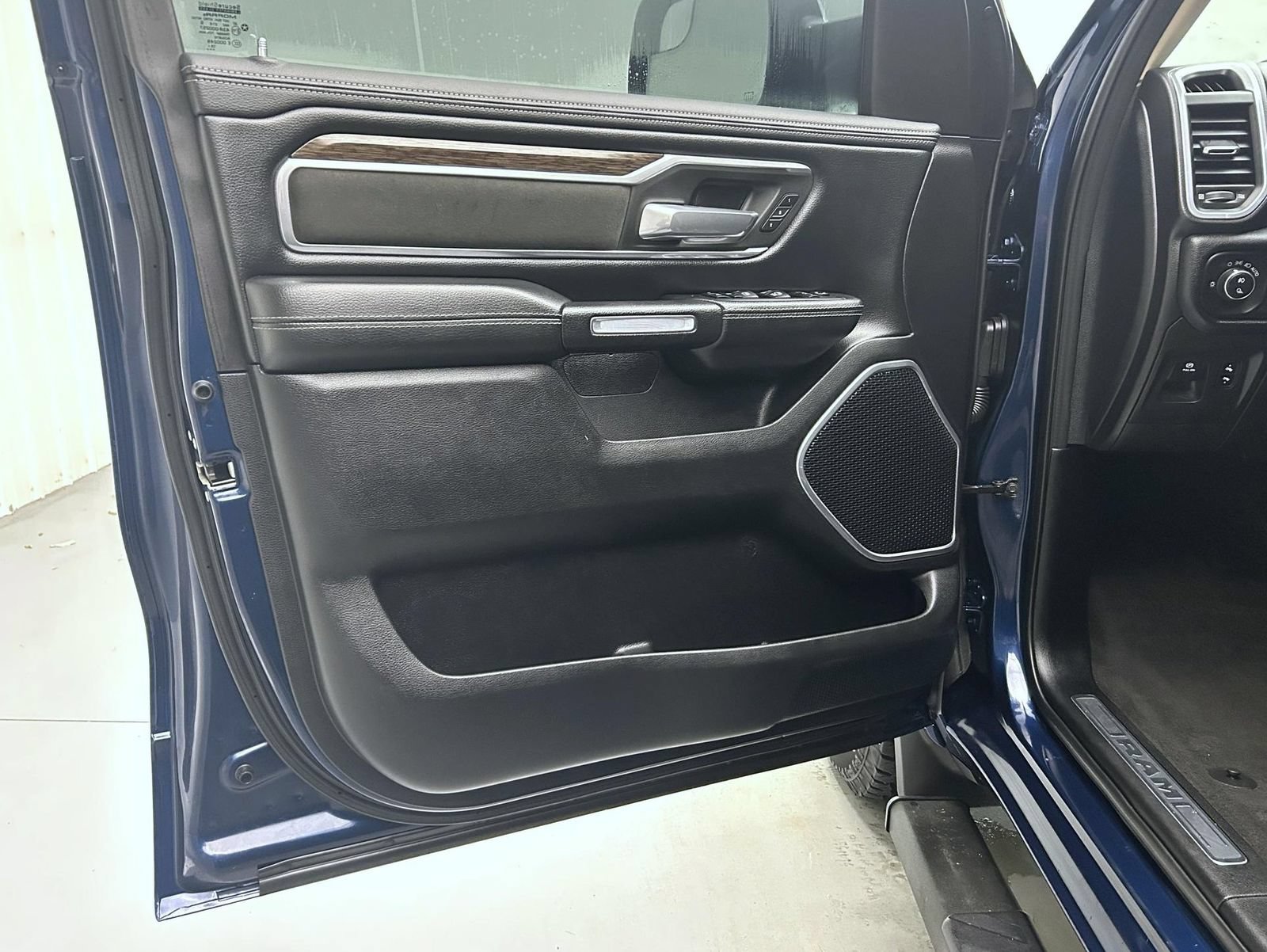 Used 2020 RAM 1500 Laramie AWD/4WD image 9