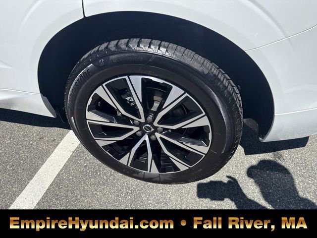 Used 2023 Volvo XC60 B5 Plus image 14