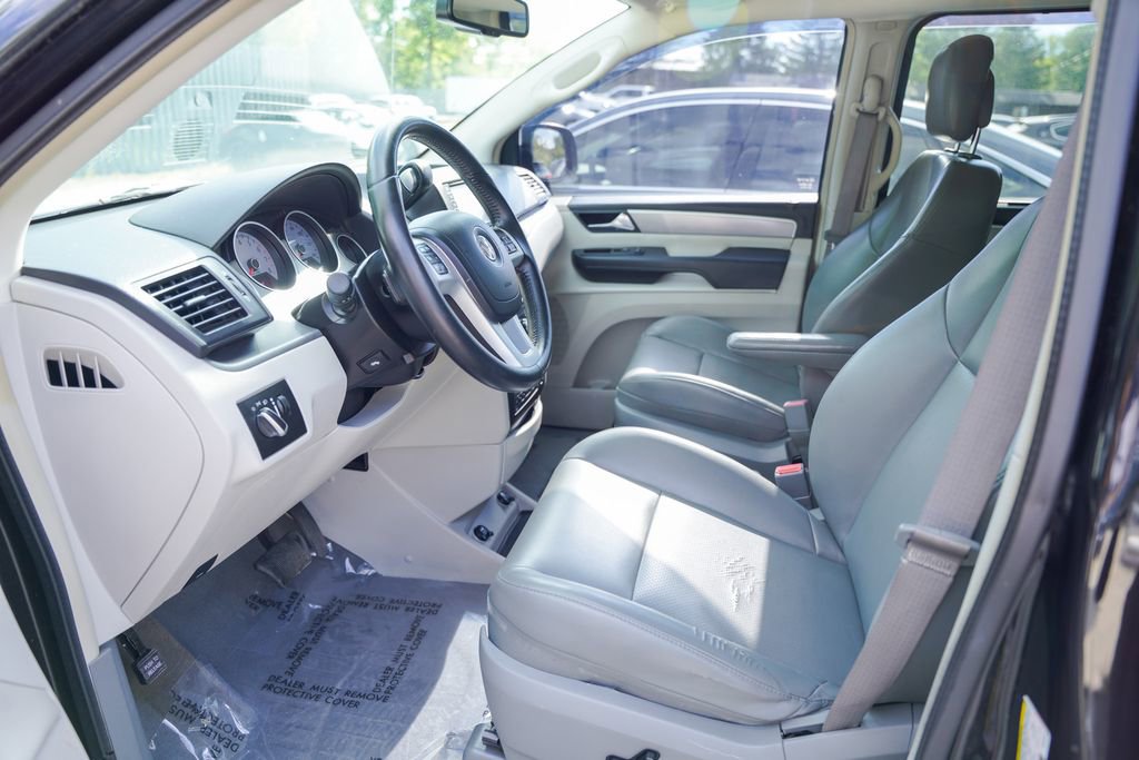 Used 2013 Volkswagen Routan SE FWD image 4