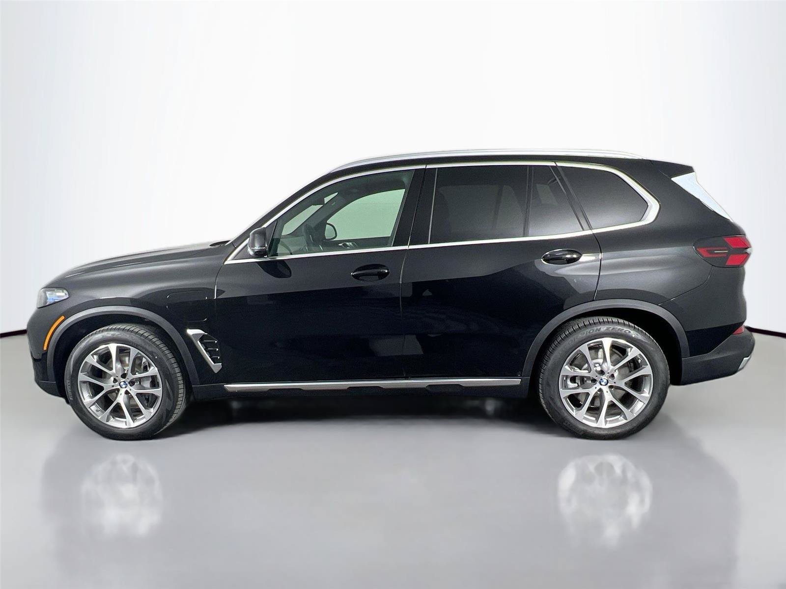 New 2026 BMW X5 xDrive50e w/ Premium Package AWD/4WD image 3