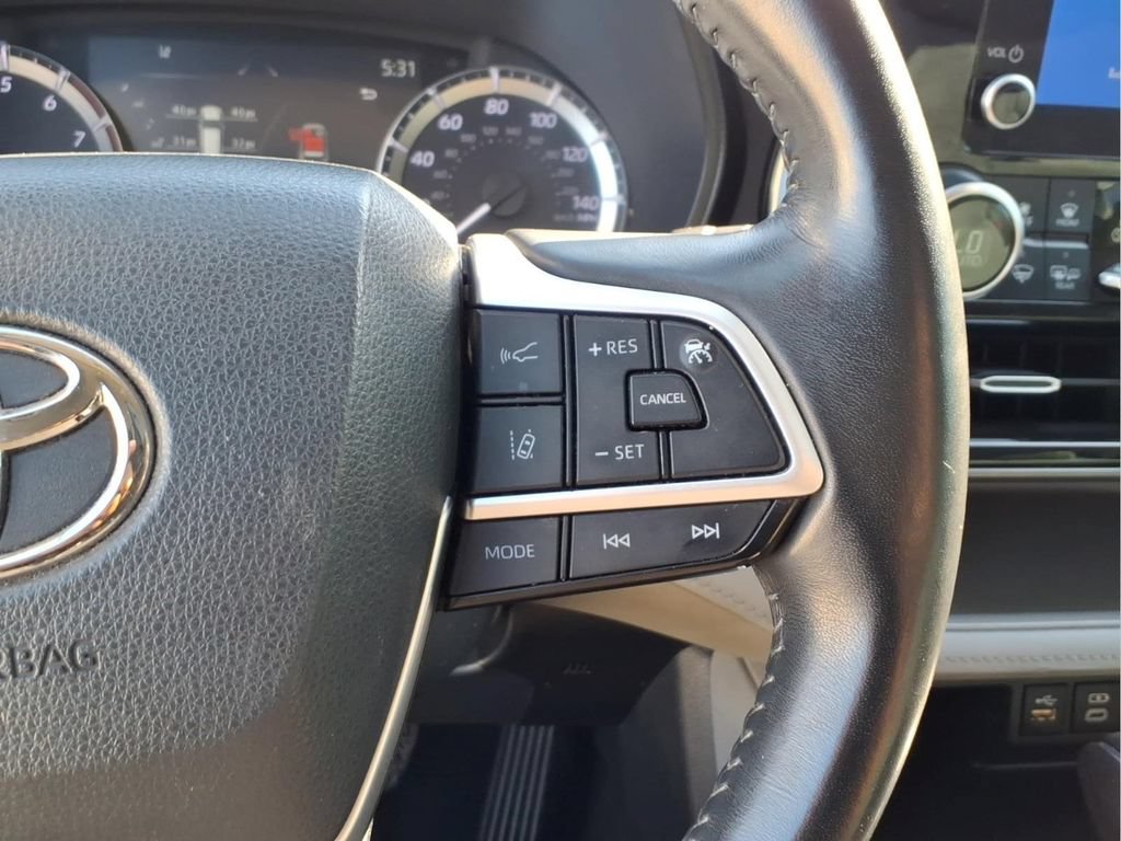 Used 2023 Toyota Highlander LE FWD image 25