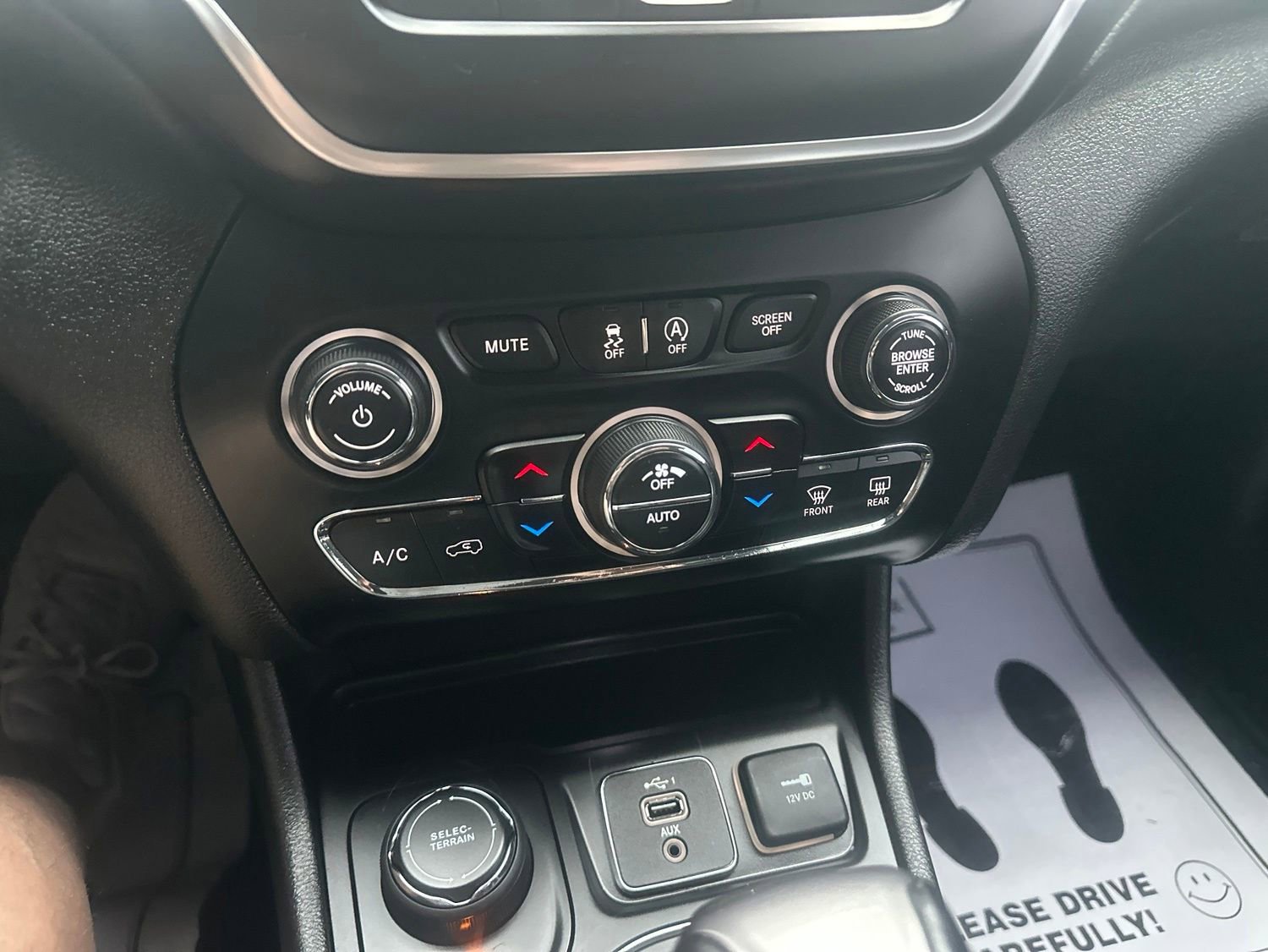 Used 2020 Jeep Cherokee Latitude Plus w/ Cold Weather Group AWD/4WD image 30