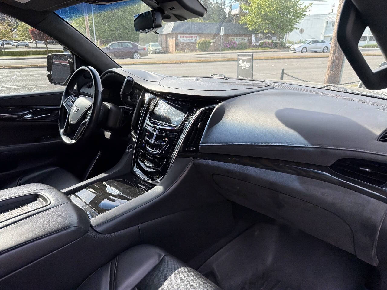 Used 2018 Cadillac Escalade Platinum AWD/4WD image 18