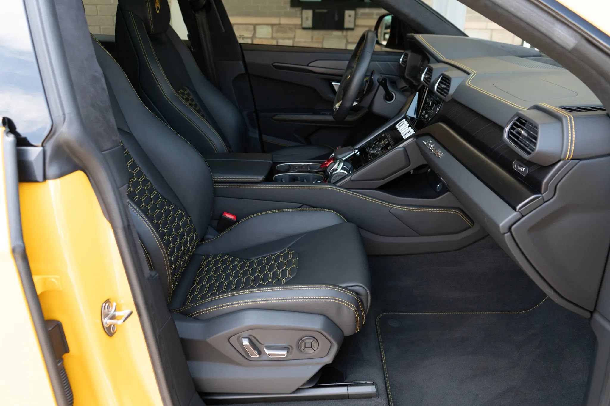 Used 2021 Lamborghini Urus AWD/4WD image 18