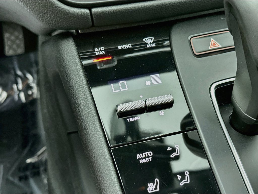 Certified 2024 Porsche Macan AWD/4WD image 18