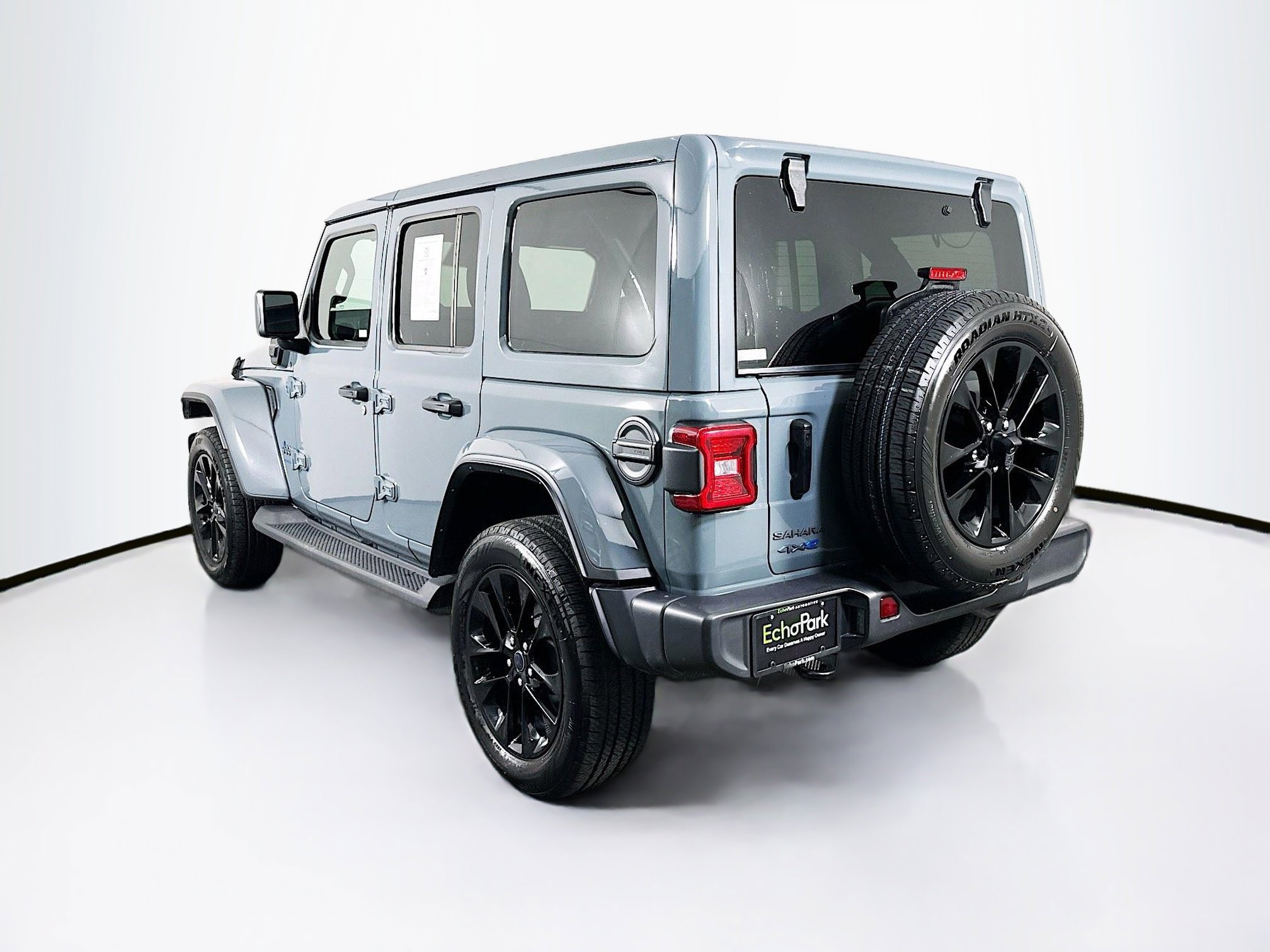 Used 2025 Jeep Wrangler Sahara image 5