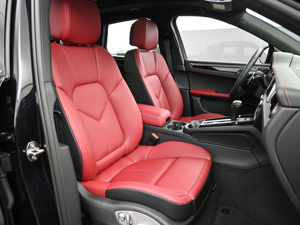 Certified 2025 Porsche Macan AWD/4WD image 30