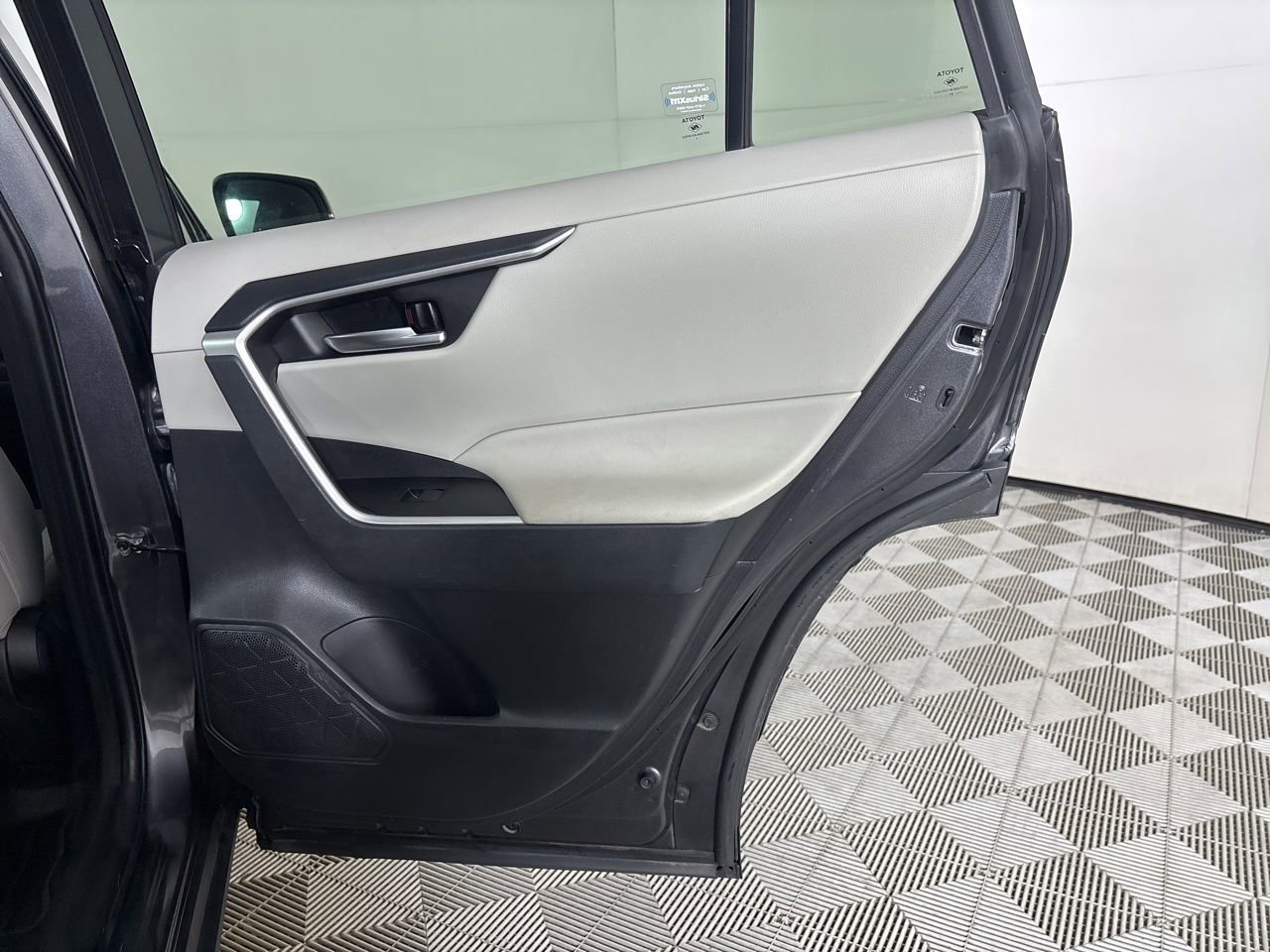 Used 2021 Toyota RAV4 XLE w/ Convenience Package image 27