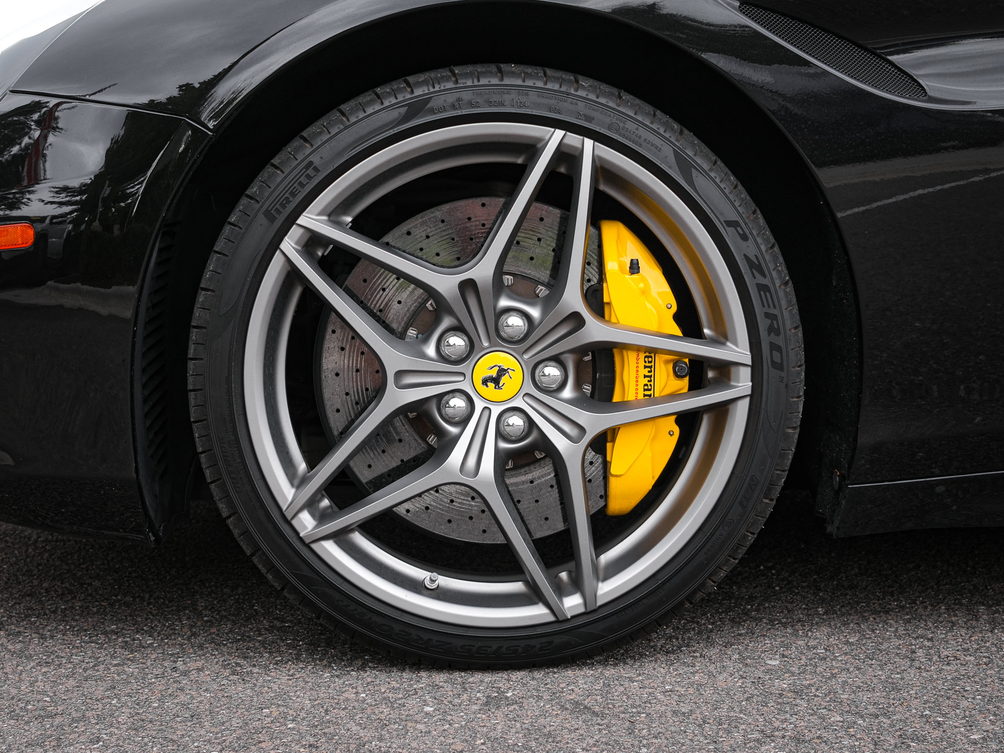 Used 2017 Ferrari California T RWD image 13