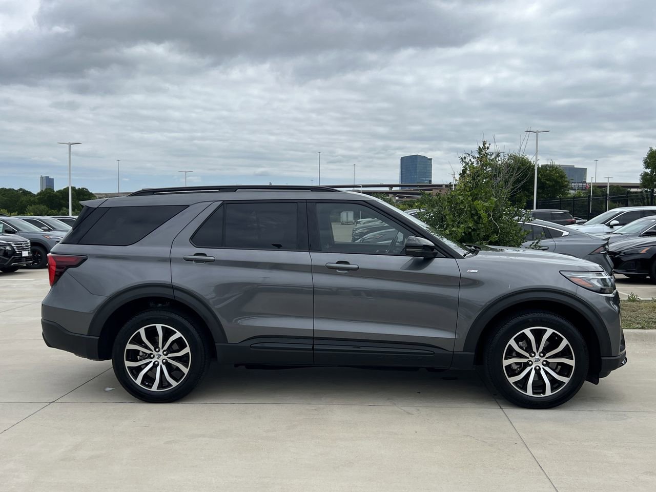 Used 2025 Ford Explorer ST-Line AWD/4WD image 3