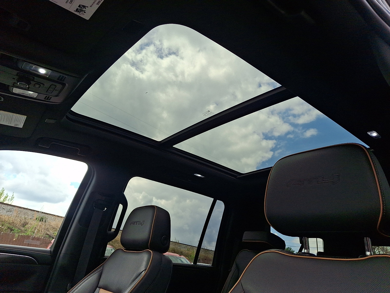 Used 2022 GMC Yukon XL AT4 image 15