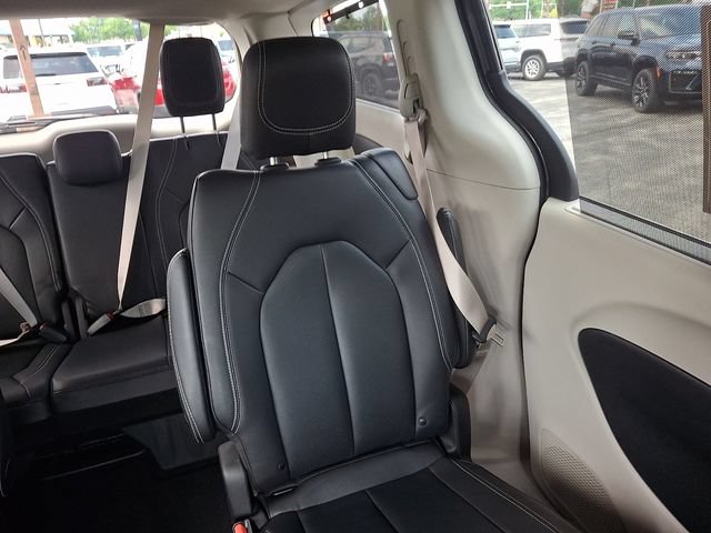 Certified 2022 Chrysler Pacifica Touring-L AWD/4WD image 20