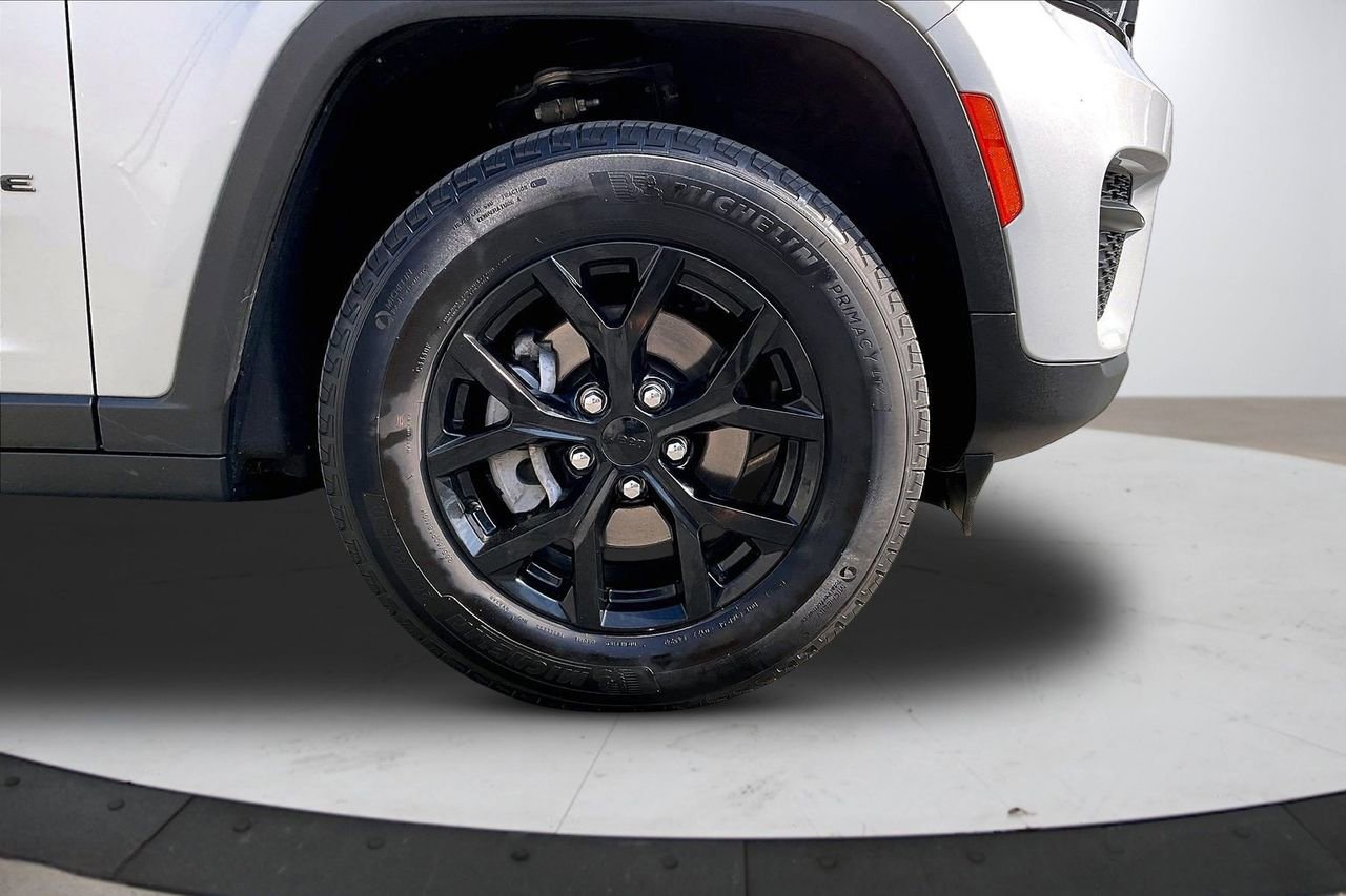 Certified 2025 Jeep Grand Cherokee Altitude image 34