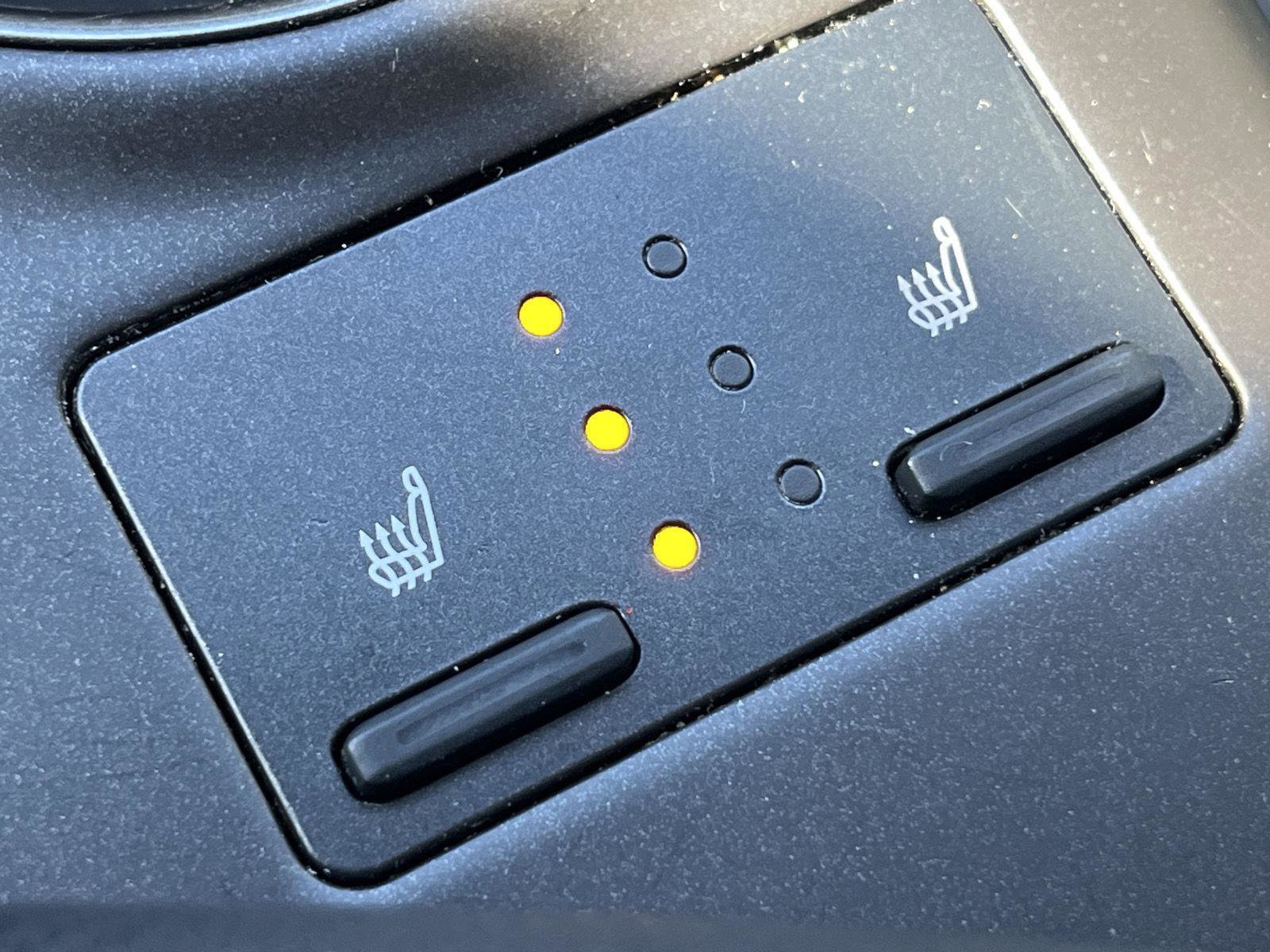 Used 2022 Toyota Camry SE w/ Cold Weather Package image 17