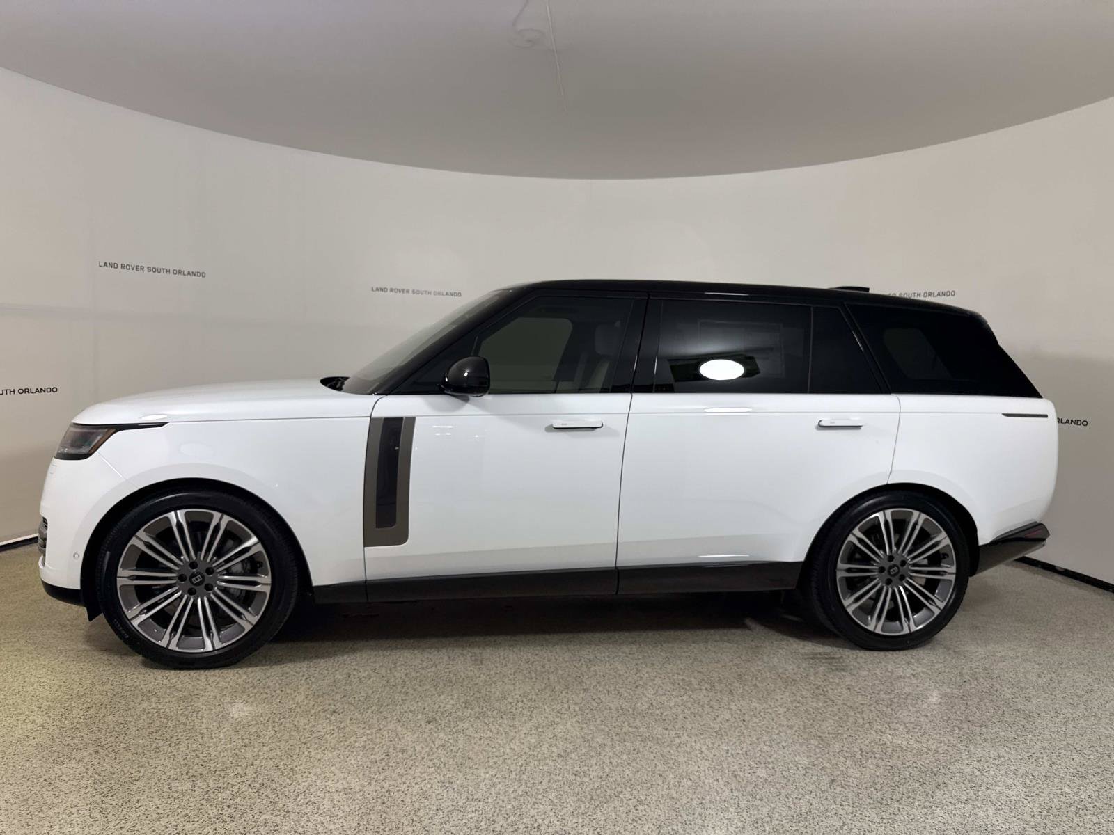 New 2027 Land Rover Range Rover Long Wheelbase SE AWD/4WD image 2