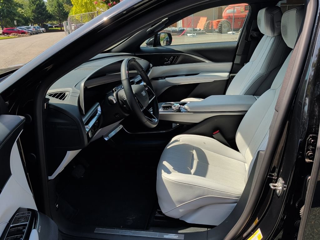 Used 2024 Cadillac Lyriq Luxury w/ LPO, Floor Liner Package AWD/4WD image 9