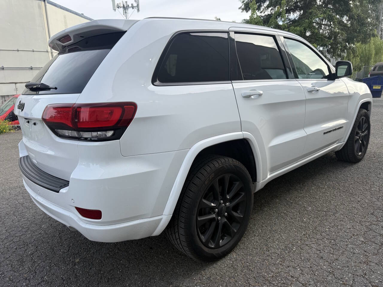 Used 2018 Jeep Grand Cherokee Altitude AWD/4WD image 4