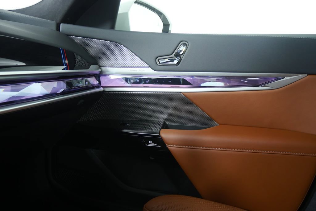 Certified 2025 BMW 740i image 30