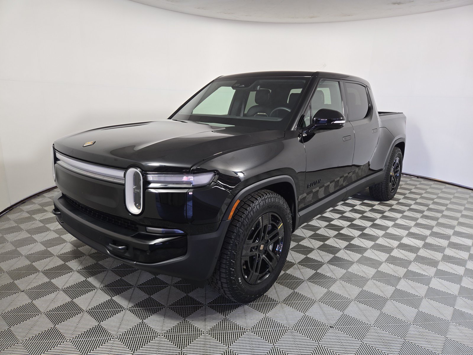 Used 2025 Rivian R1T Adventure AWD/4WD image 1